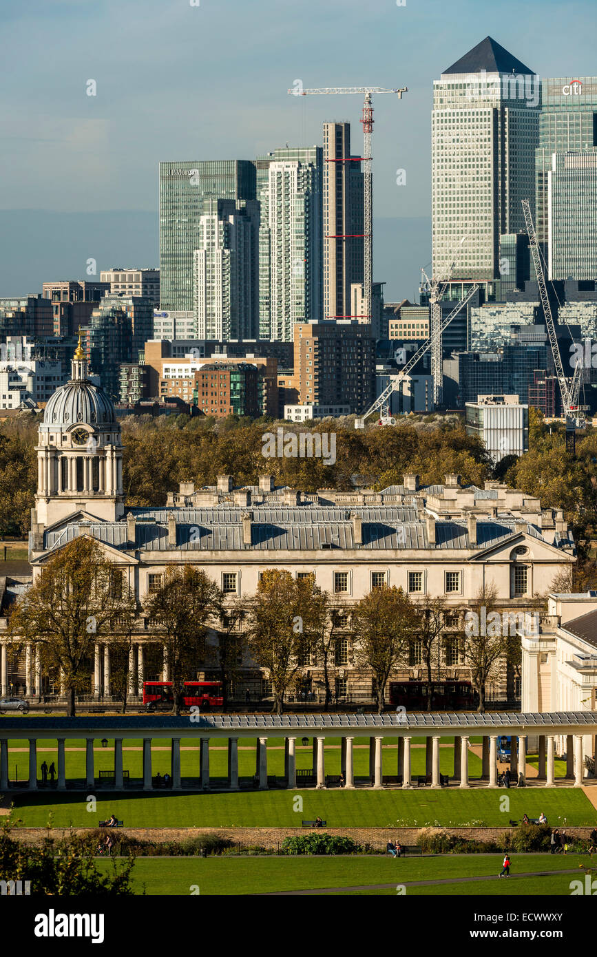 La Old Royal Naval College di Greenwich, Londra dietro il quale è i grattacieli di Canary Wharf. Foto Stock
