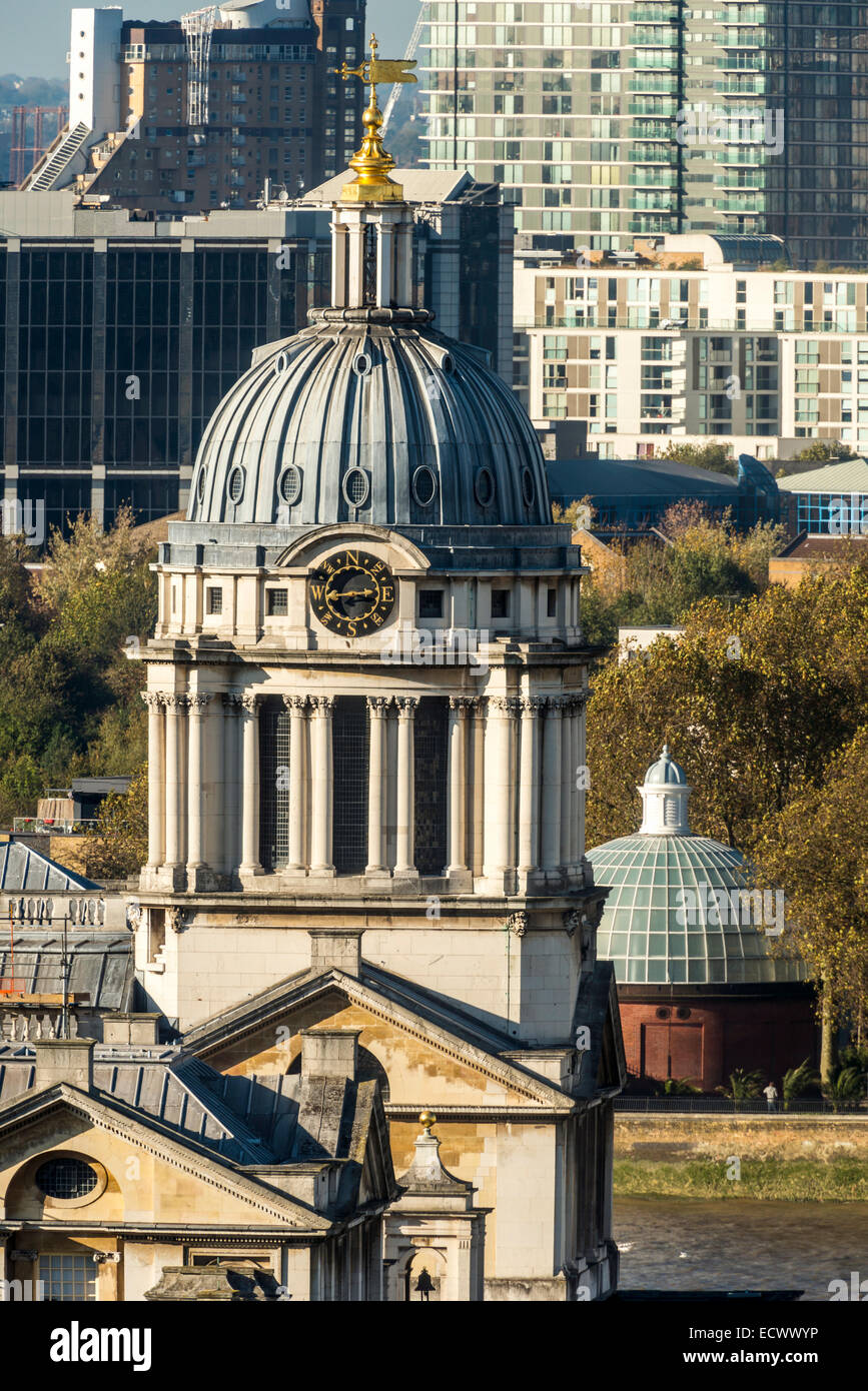 La cupola sopra la sala dipinta presso la Old Royal Naval College di Greenwich, Londra, dietro la quale è il Greenwich foot tunnel Foto Stock