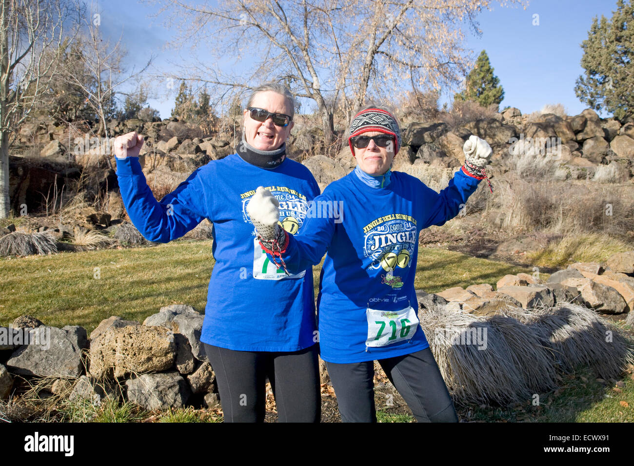 Due le donne di mezza età si prepara a correre una mezza maratona gara in curva, Oregon Foto Stock