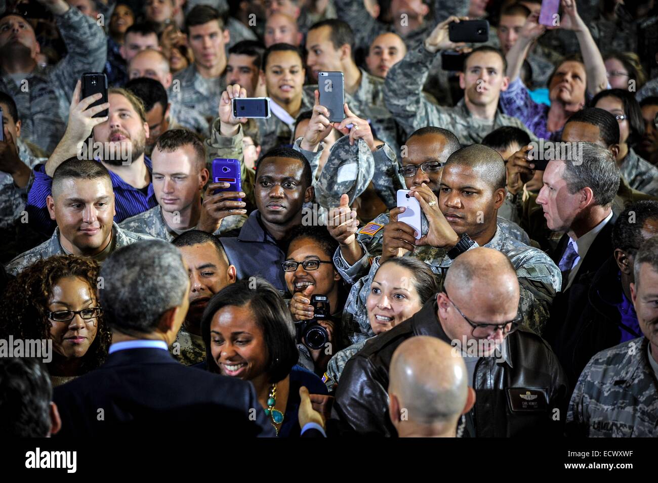Il Presidente Usa Barack Obama saluta i membri del servizio a seguito di un intervento che segna la fine delle operazioni di combattimento in Afghanistan durante una visita alla base comune McGuire Dix Dicembre 15, 2014 in Lakehurst, NJ. Foto Stock