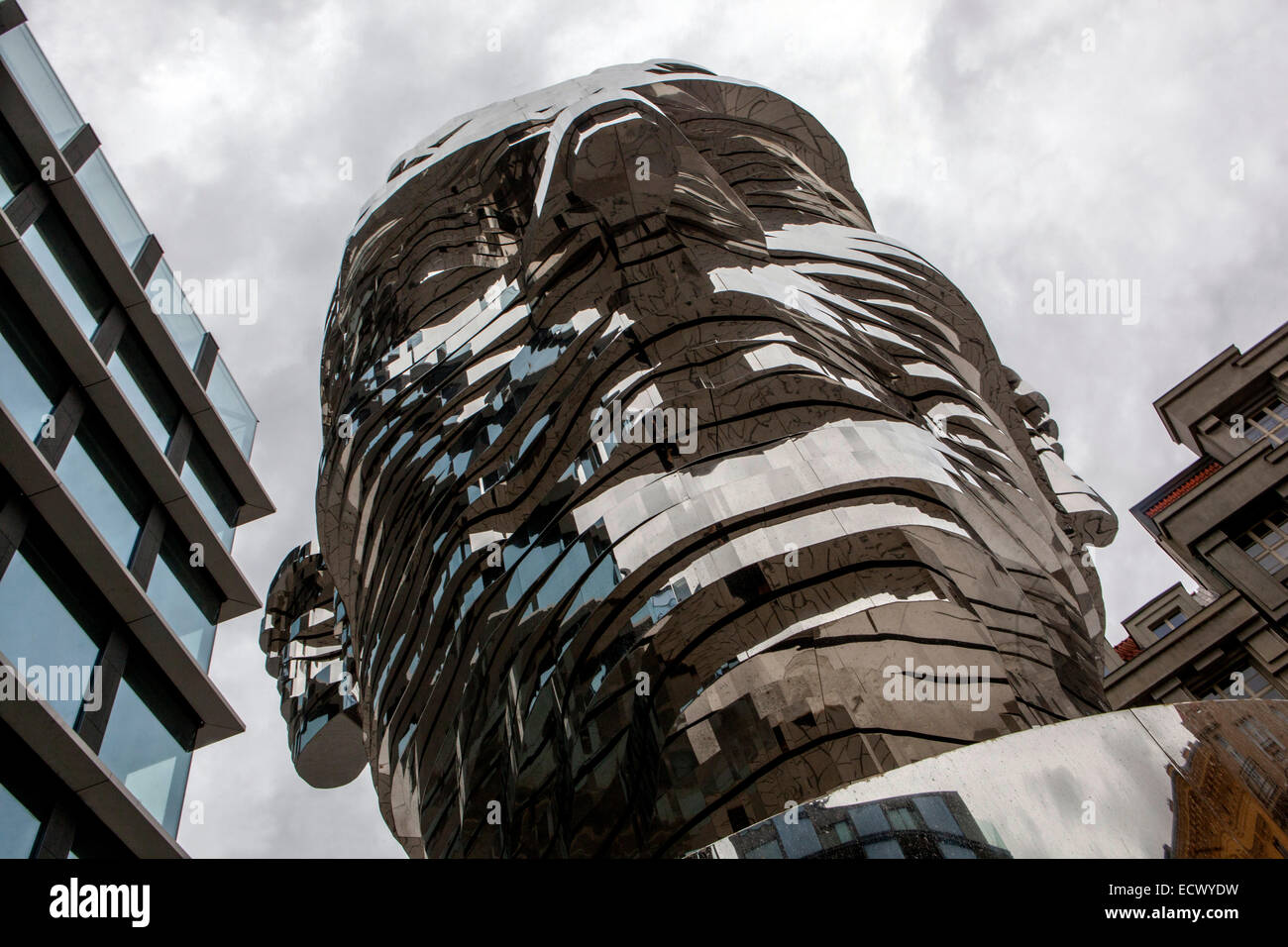 Statua di Franz Kafka da David Cerny, complesso Quadrio Praga Repubblica Ceca Europa Foto Stock