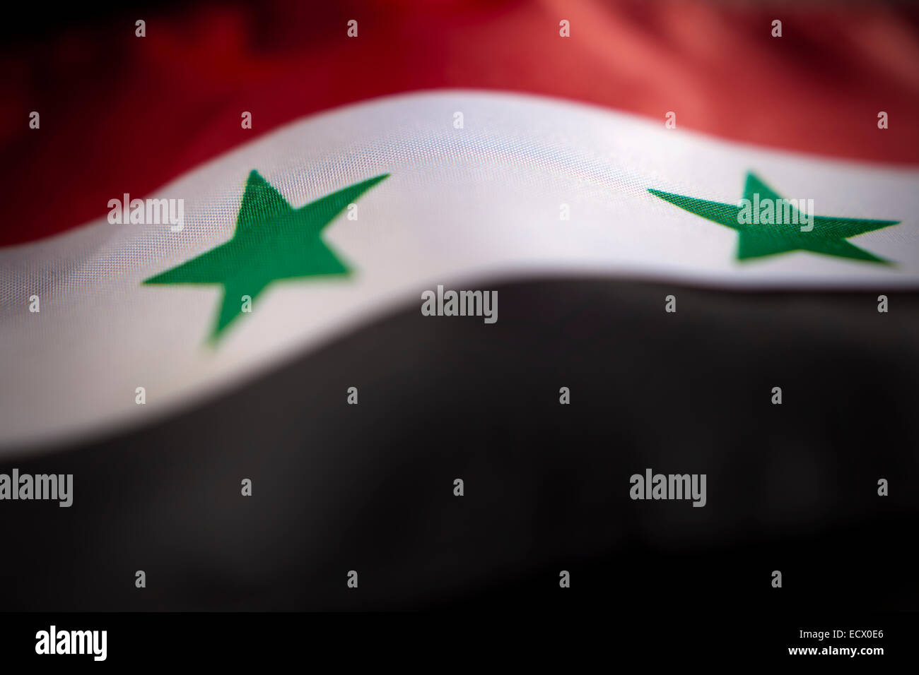 Abstract vista macro di bandiera siriana con profondità di campo ridotta. Foto Stock
