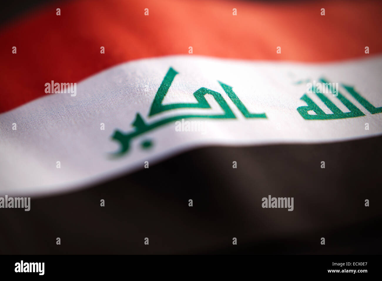 Abstract vista macro dell'Iraq bandiera con profondità di campo ridotta. Foto Stock
