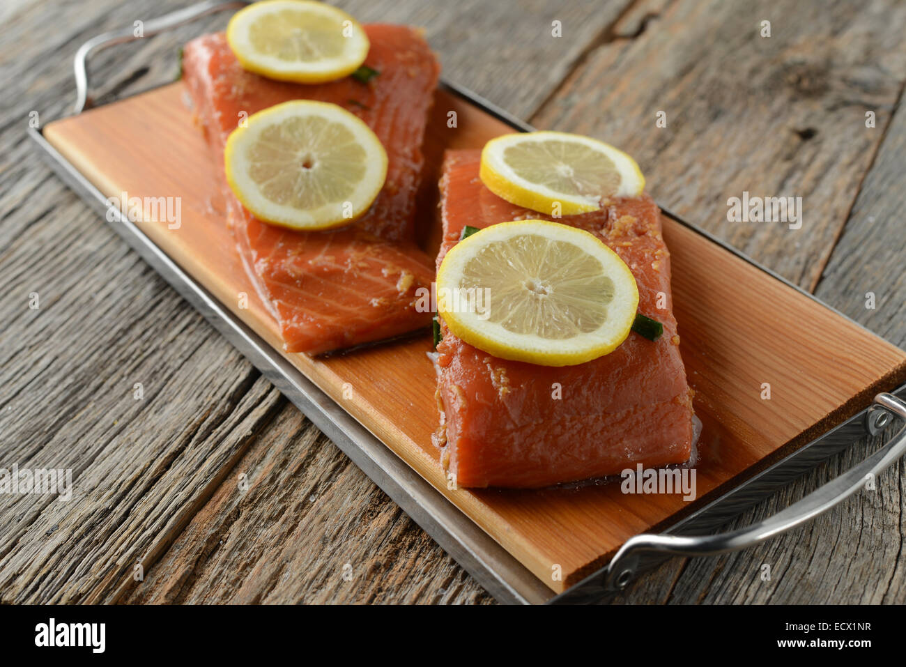 Salmone con limoni su un legno di cedro Foto Stock Salmone con limoni su un legno di cedro Foto Stock