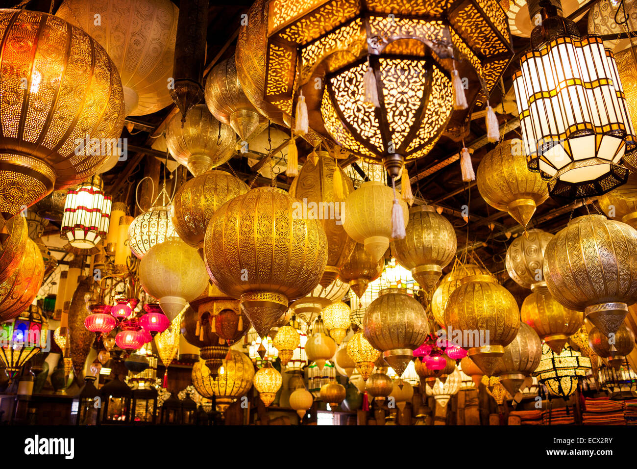 Basso angolo vista di varie lampade illuminate nel mercato Foto Stock