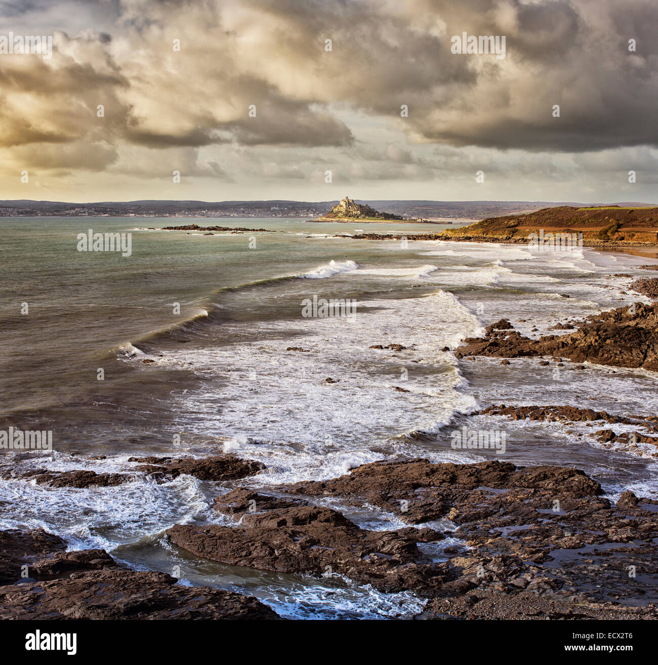 Vista panoramica del mare il paesaggio con le onde che si infrangono sulla spiaggia rocciosa Foto Stock