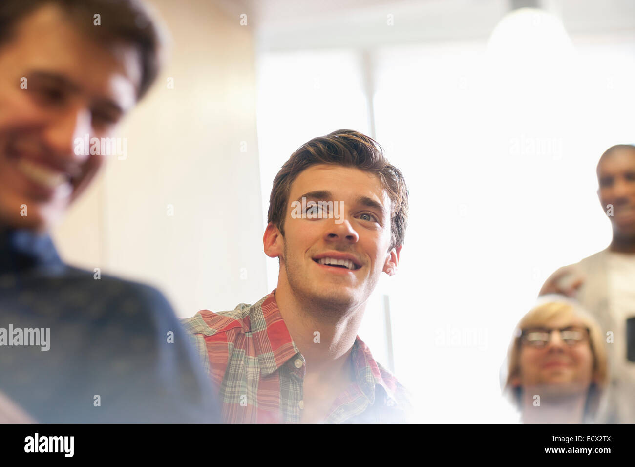 Motivati gli studenti universitari al seminario in aula Foto Stock