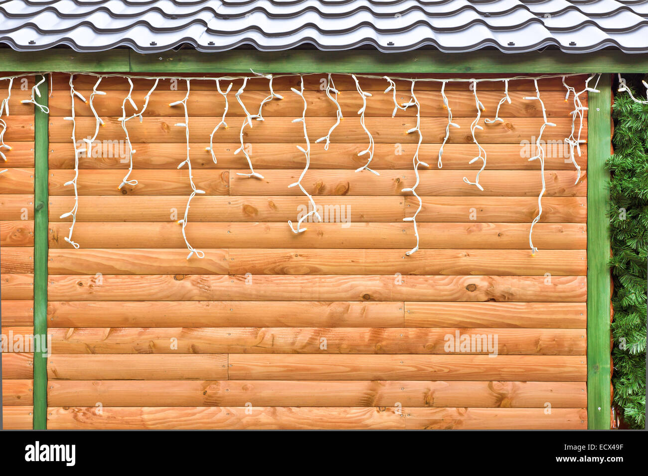 Le luci fairy appeso su una cabina di legno Foto Stock