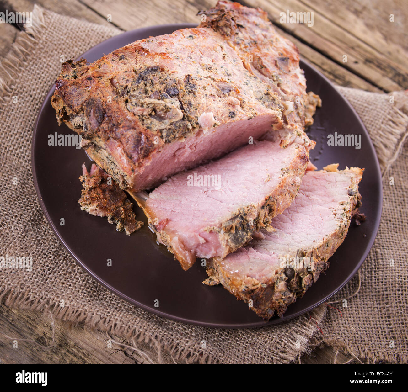 Arrosto di fette di carne su un sfondo di legno Foto Stock