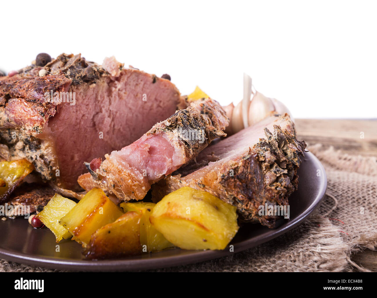 Arrosto di fette di carne su un sfondo di legno Foto Stock