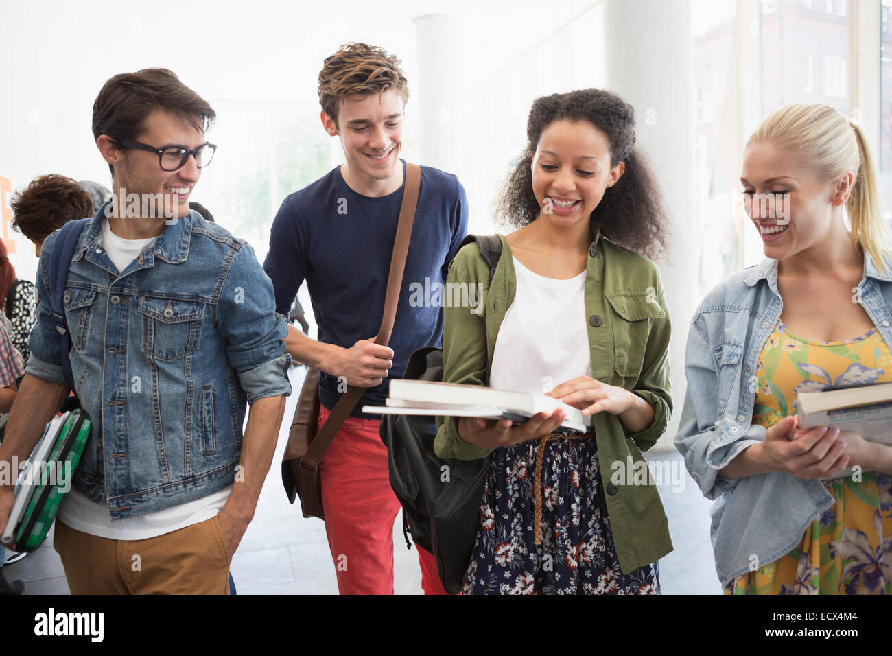 Gli studenti universitari a discutere gli uni con gli altri Foto Stock