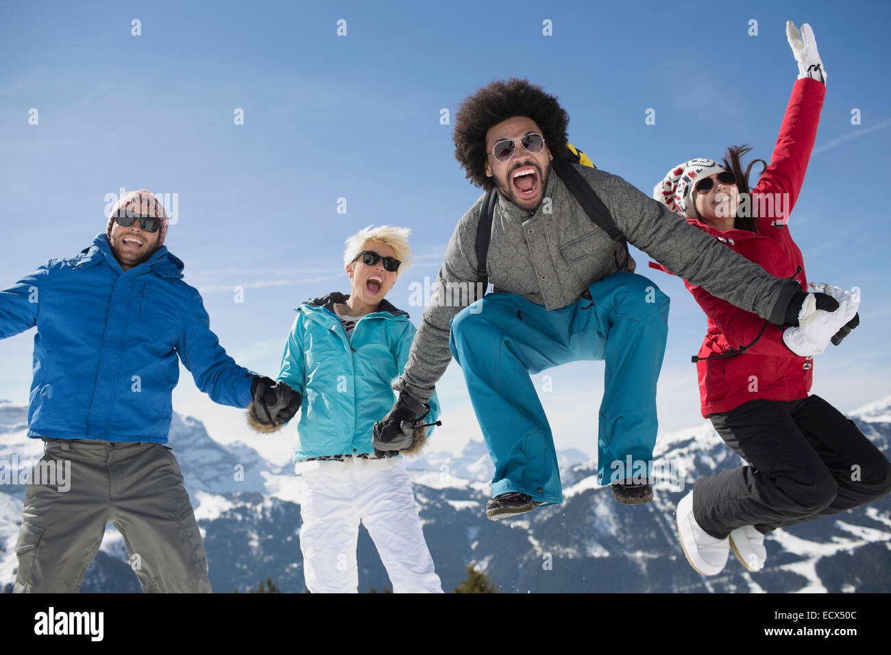 Ritratto di esuberante amici nella neve Foto Stock