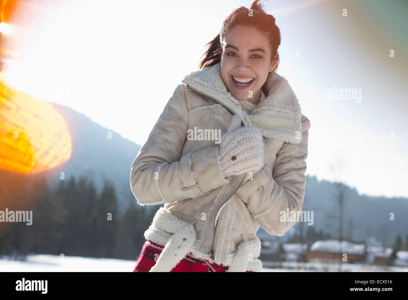 Ritratto di donna sorridente nella neve Foto Stock