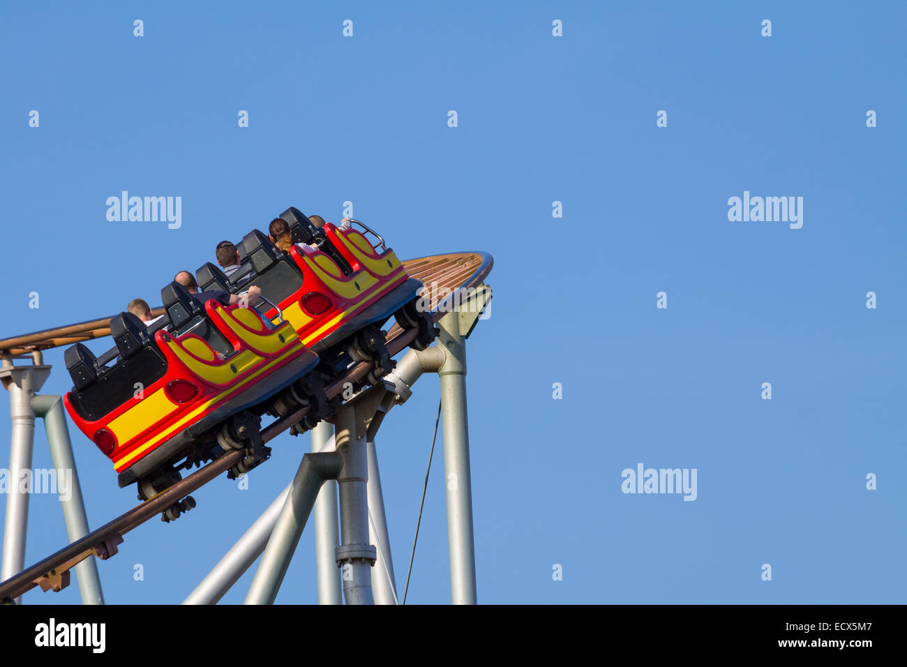 Un roller coaster al Prater di Vienna in una curva a sinistra Foto Stock