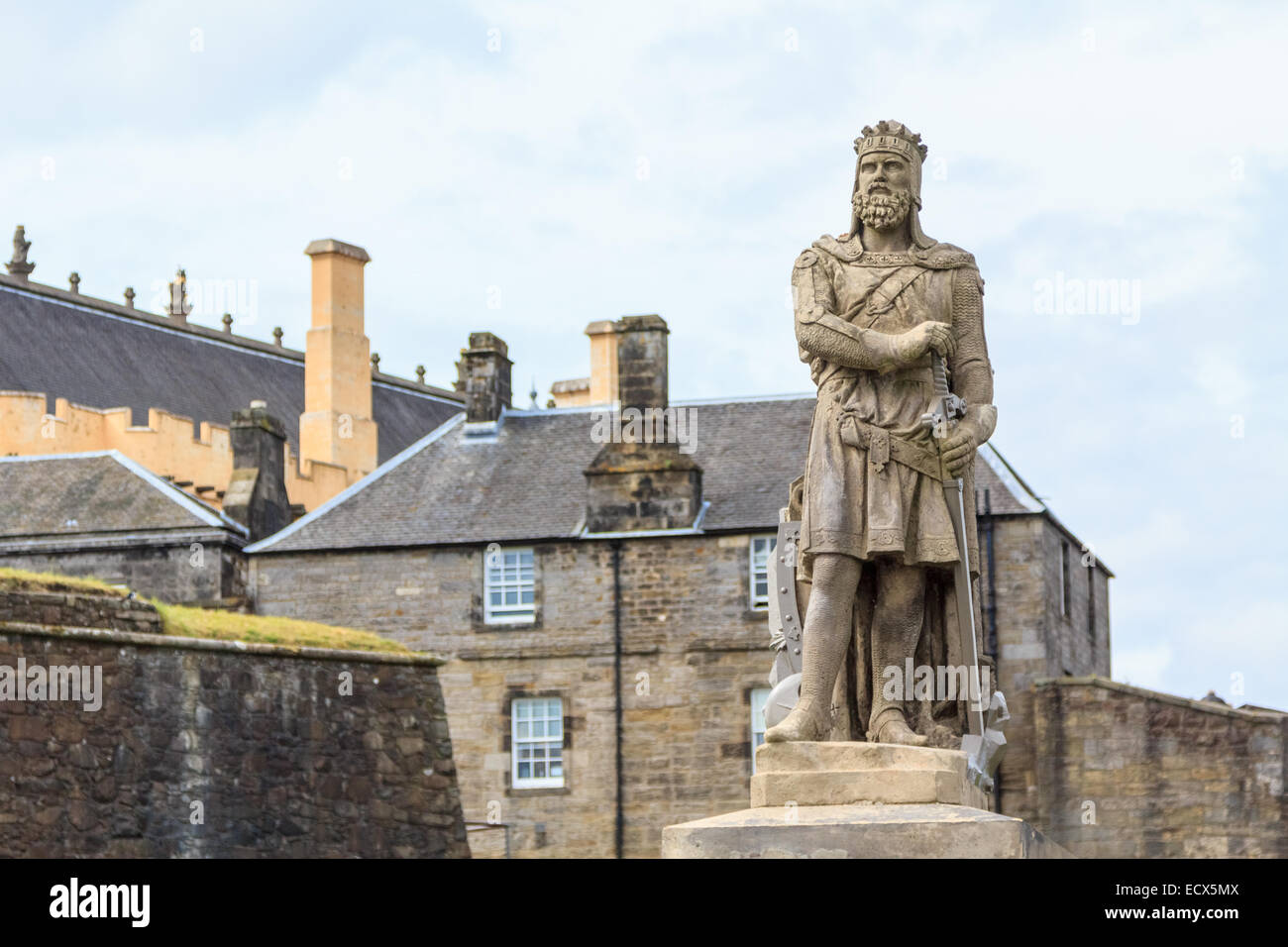 Robert the Bruce, re di Scozia; statua di pietra nella parte anteriore del Castello di Stirling. Scozia Foto Stock