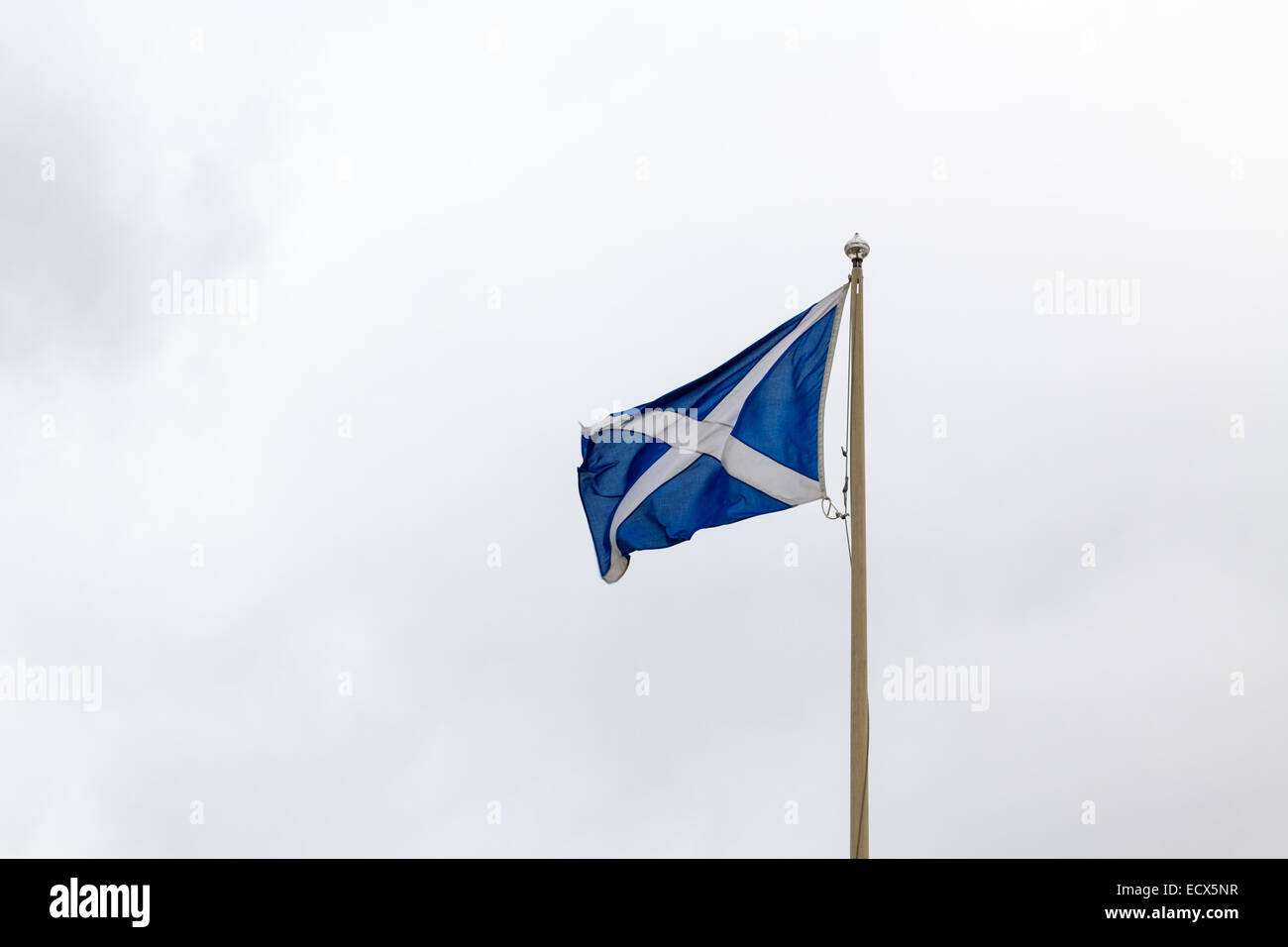Una sventola bandiera Scozia su un palo in Fort George, Scozia Foto Stock