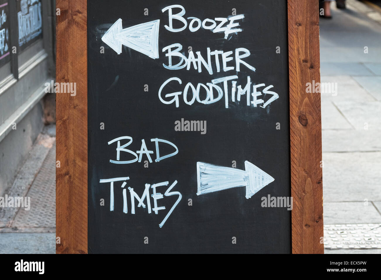 Chalk board davanti a un pub con buona volte contro il cattivo tempo Foto Stock
