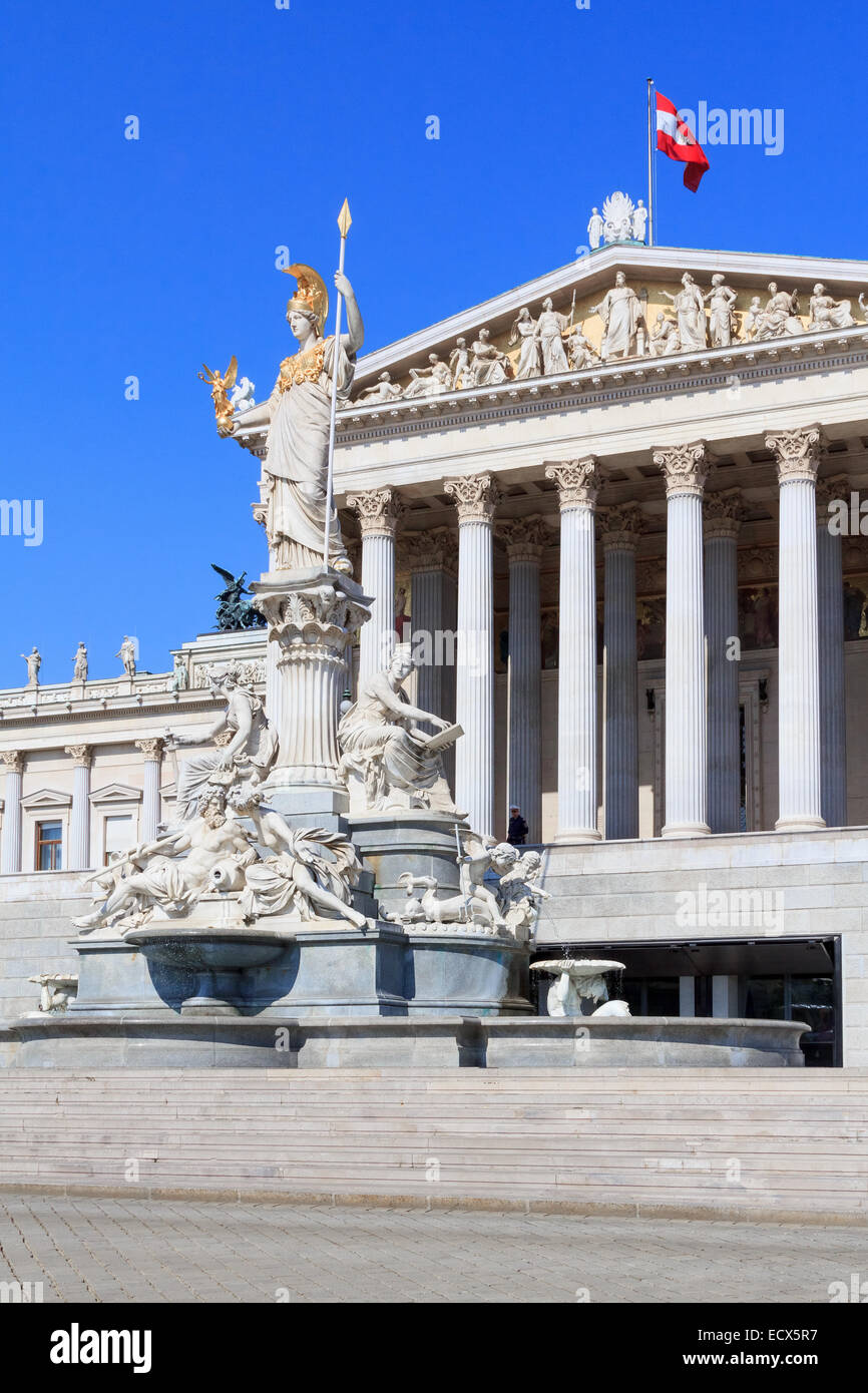 Facciata del parlamento austriaco con una statua di Pallas Athene a Vienna Foto Stock