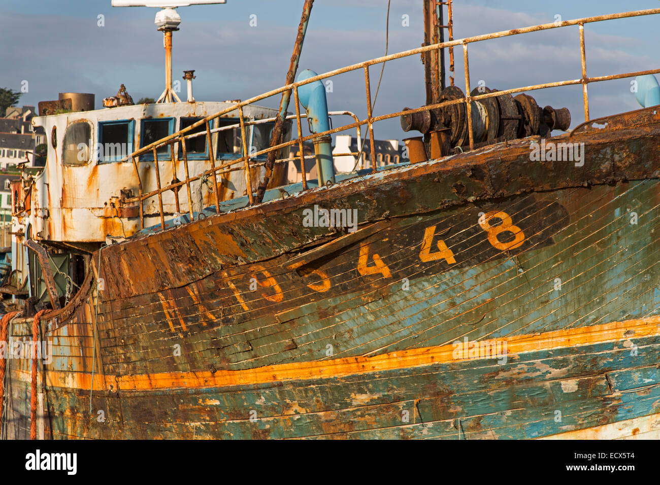 Relitto di una vecchia barca da pesca, nave cimitero, Camaret-sur-Mer, dipartimento del Finistère Bretagna, Francia, Europa Foto Stock