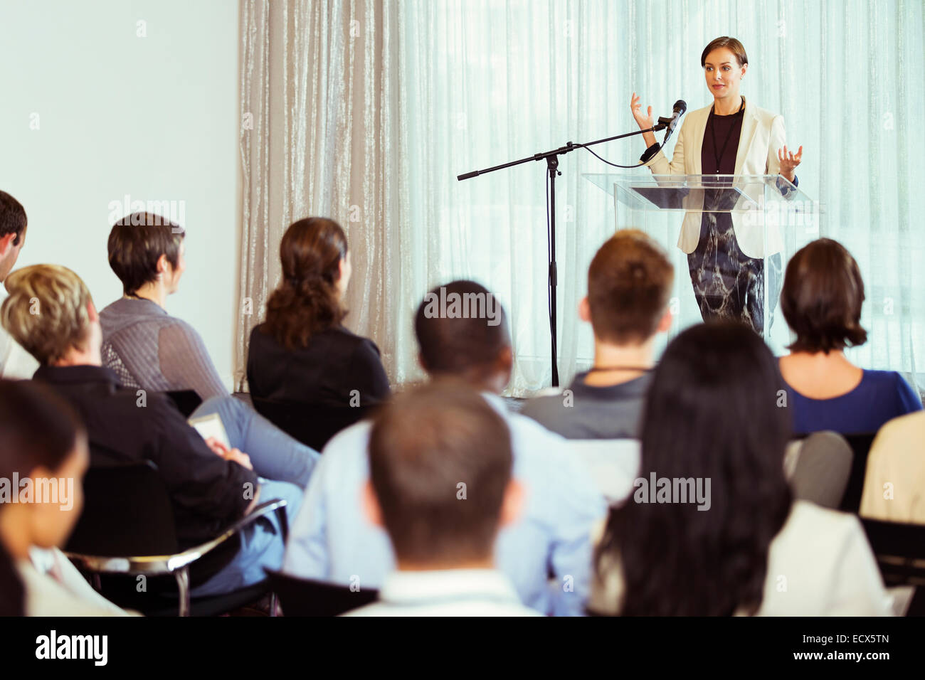Imprenditrice dando una presentazione in sala conferenze Foto Stock