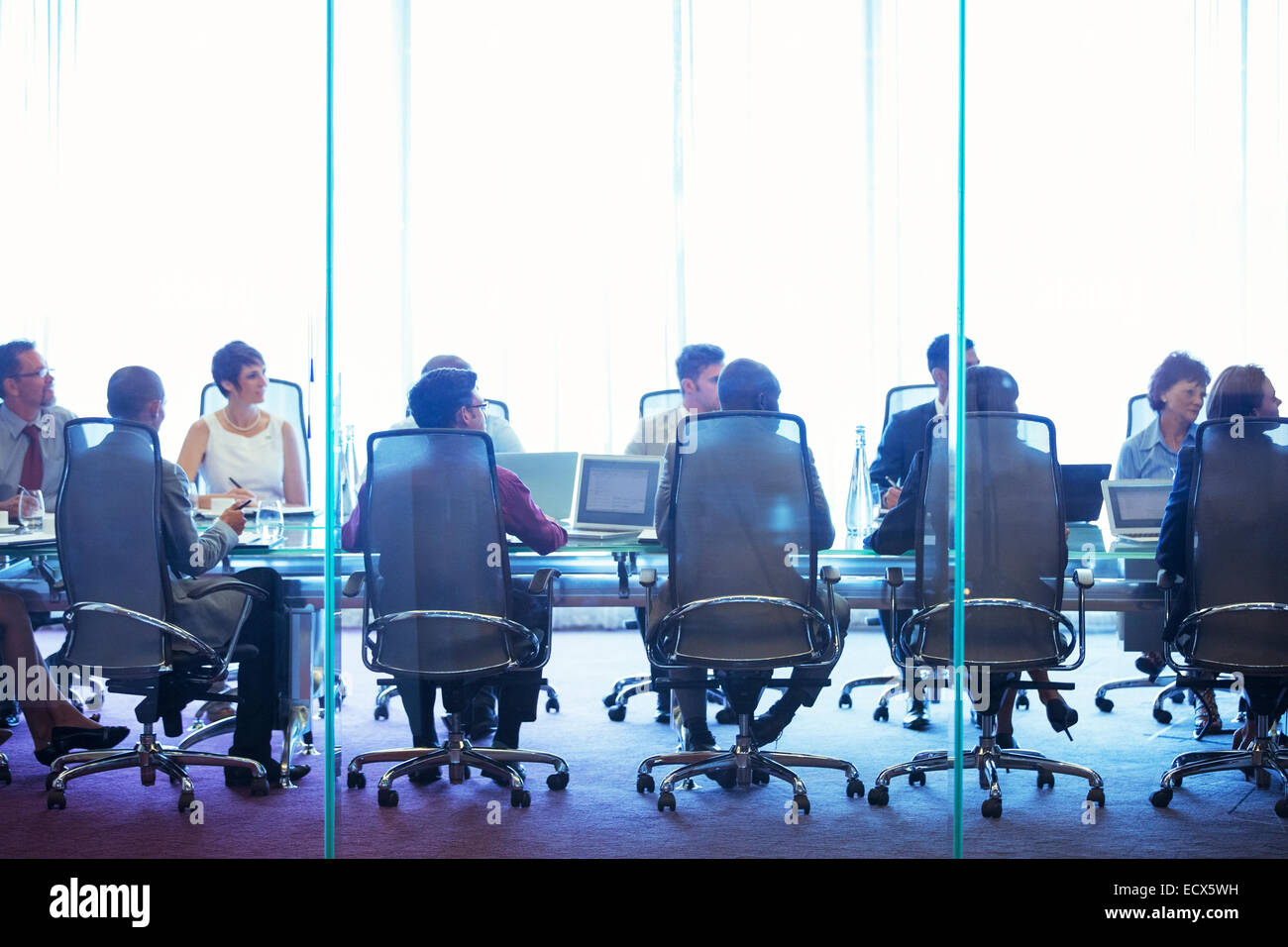La gente di affari con sale riunioni in sala conferenze, seduta con laptop e discutere Foto Stock