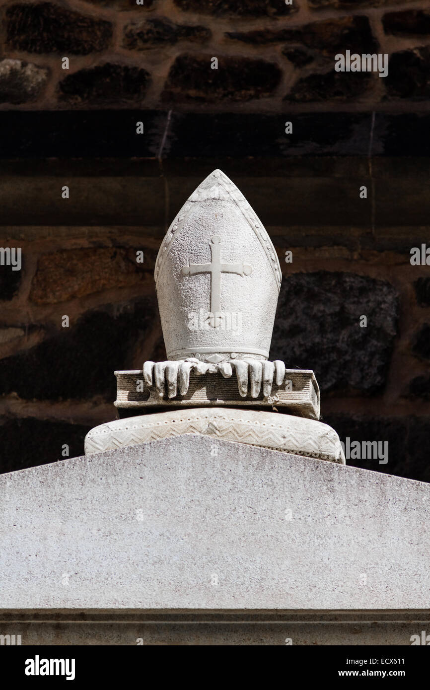 Pietra del vescovo insegna (hat, libro, guanti) su una tomba di fronte a Brno la cattedrale di San Pietro e Paolo Foto Stock