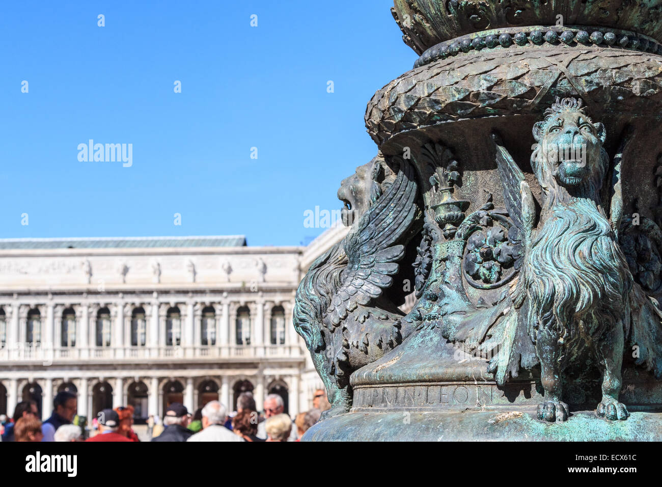 La scultura dettaglio con leoni alati su una colonna di Piazza San Marco a Venezia, Italia Foto Stock