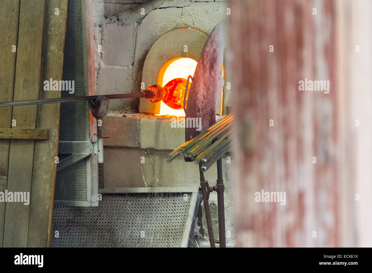 Vivere la produzione di vetro in un forno Foto Stock
