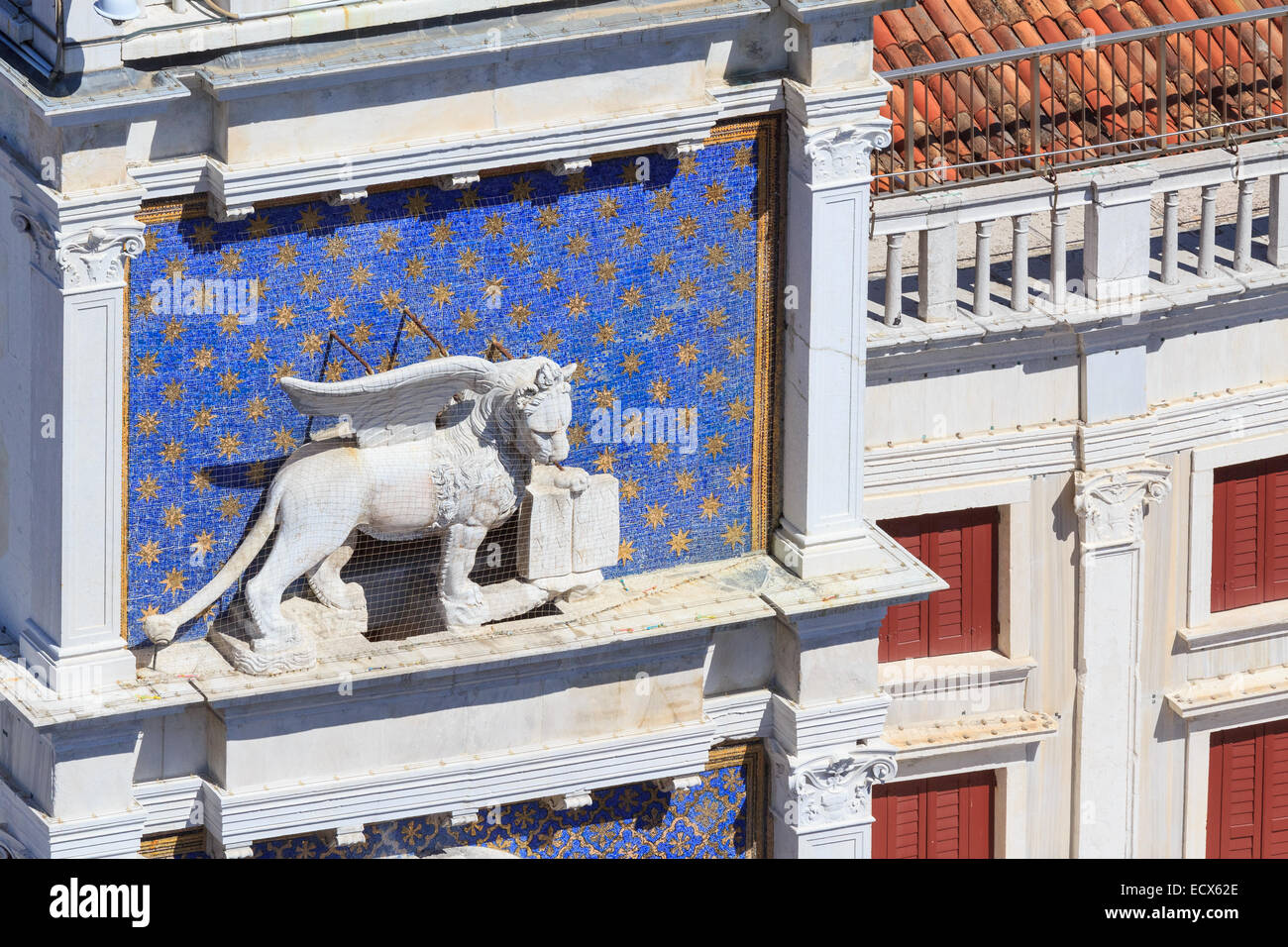Famoso leone alato di Venezia sulla torre dell'orologio di piazza San Marco Foto Stock