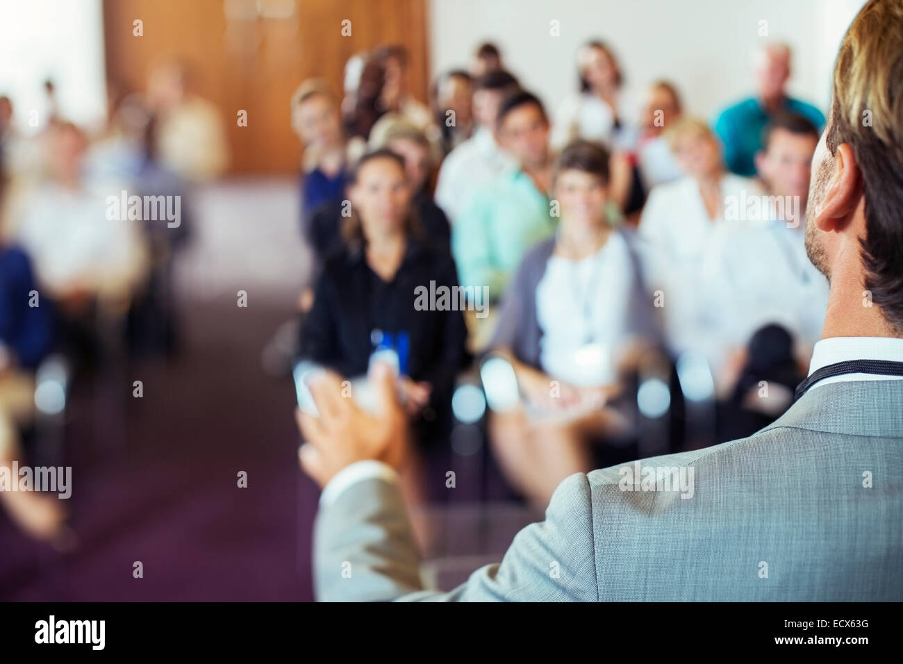 Imprenditore di parlare al pubblico in sala conferenze Foto Stock