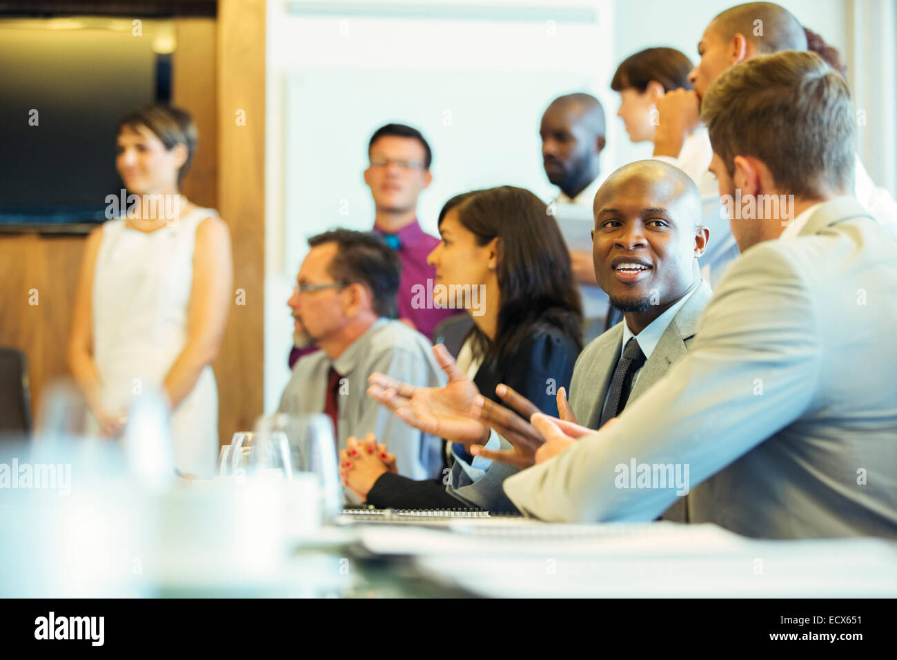 Un gruppo di persone di affari con sale riunioni in sala conferenze Foto Stock