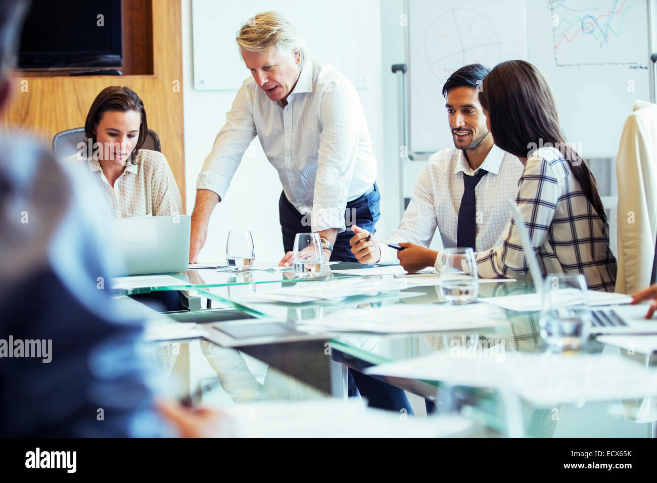 La gente di affari con sale riunioni in sala conferenze, utilizzando laptop e discutere Foto Stock