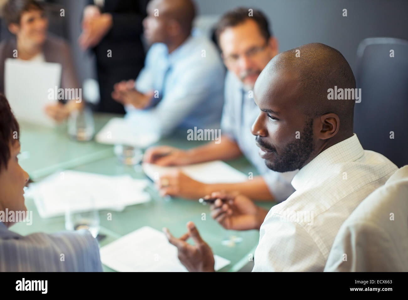 Imprenditore parlando a un collega durante la riunione di affari in sala conferenze Foto Stock