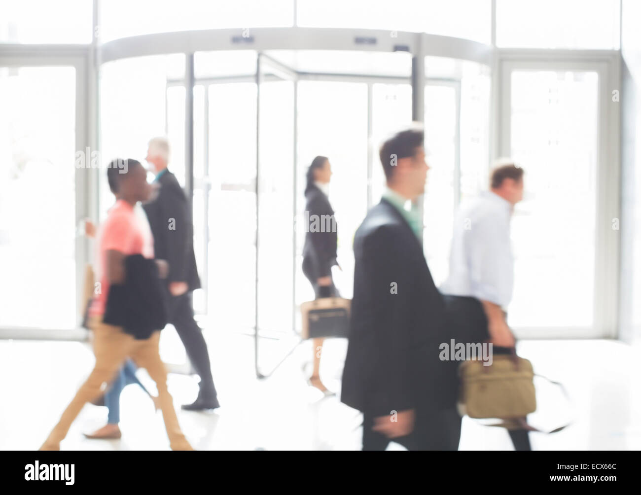 La gente di affari a piedi in ufficio Foto Stock