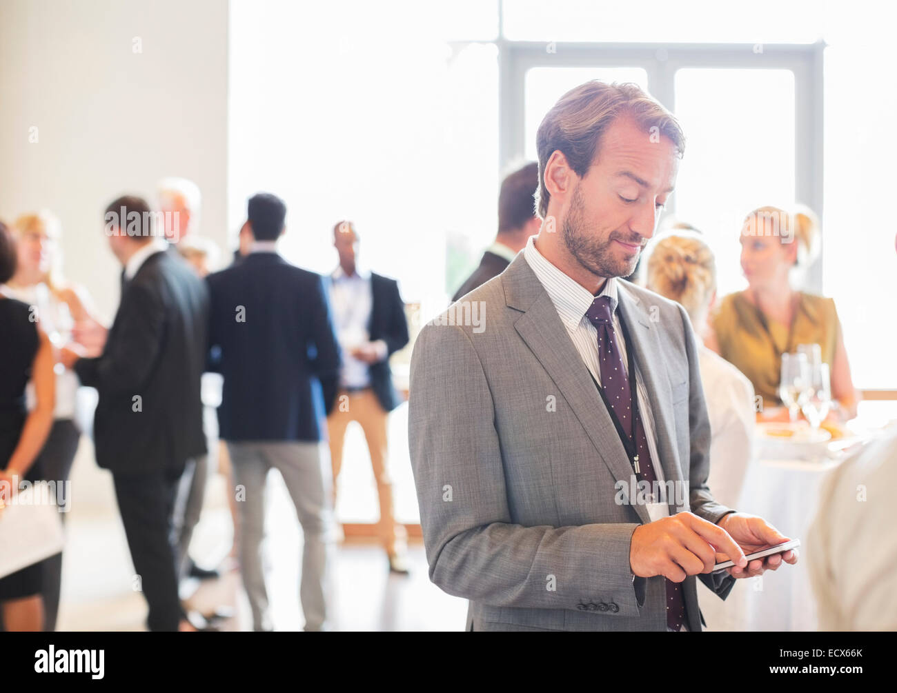 Adulto medio imprenditore della messaggistica di testo di Office Foto Stock