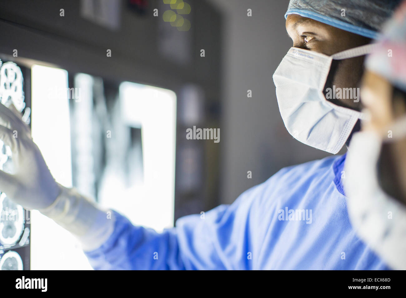 Metà uomo adulto esame del paziente MRI Foto Stock