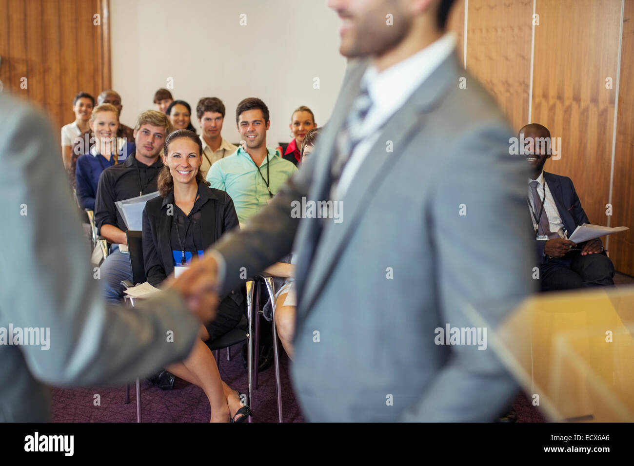 Due imprenditori si stringono la mano durante la conferenza nella sala conferenze Foto Stock