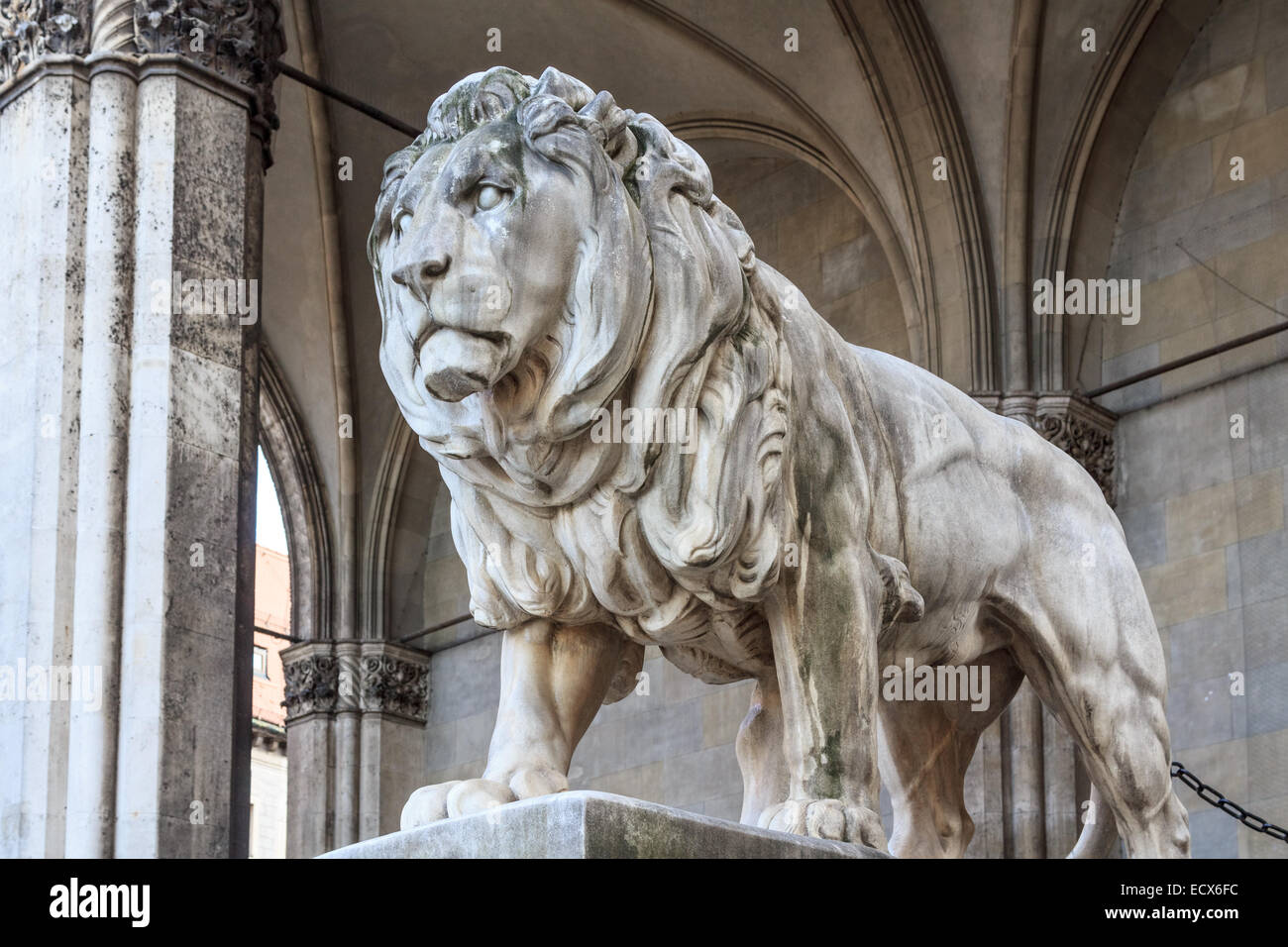 Un leone di pietra scultura di Feldherrenhalle a Monaco di Baviera, Germania Foto Stock