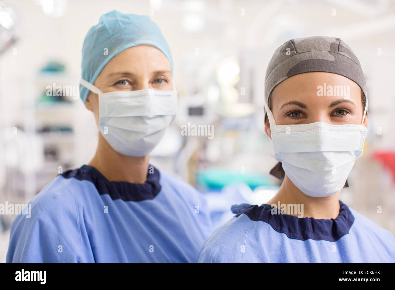 Ritratto di medici di sesso femminile che indossa scrubs in sala operatoria Foto Stock