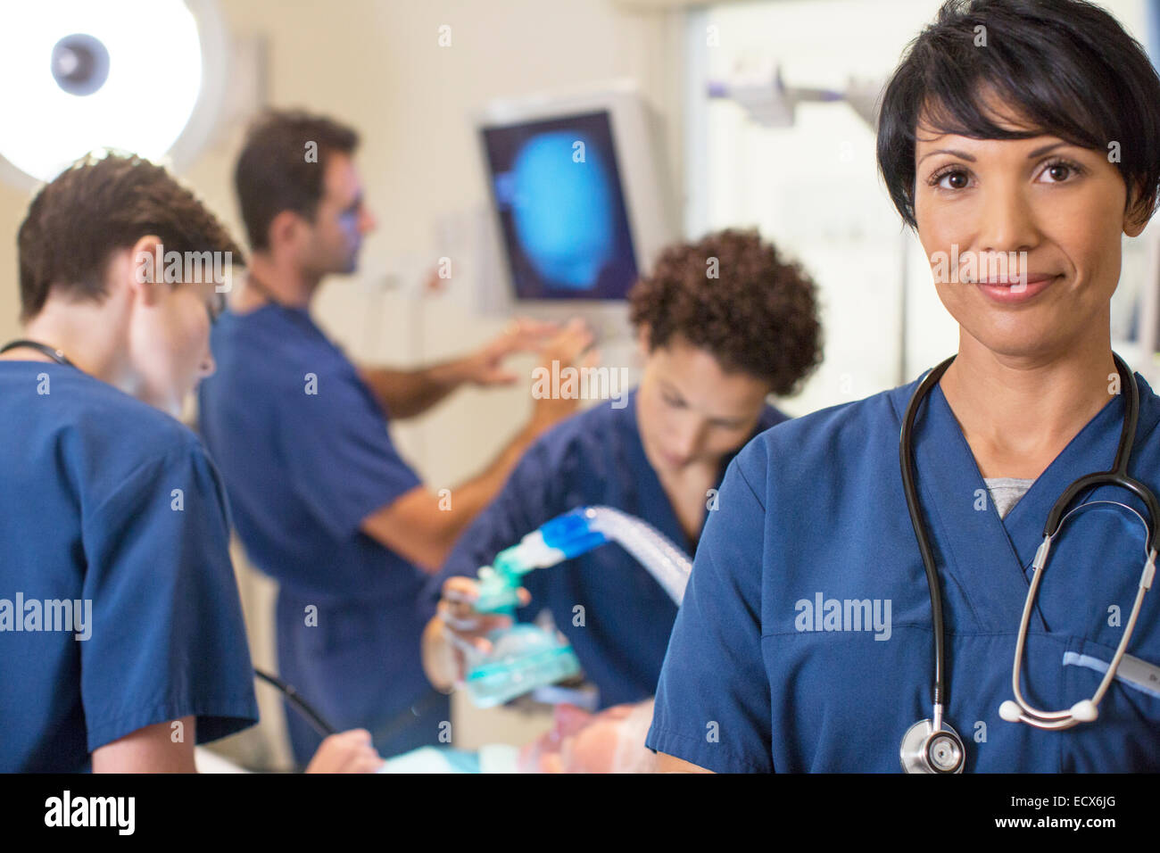 Ritratto di medico donna in unità di terapia intensiva Foto Stock