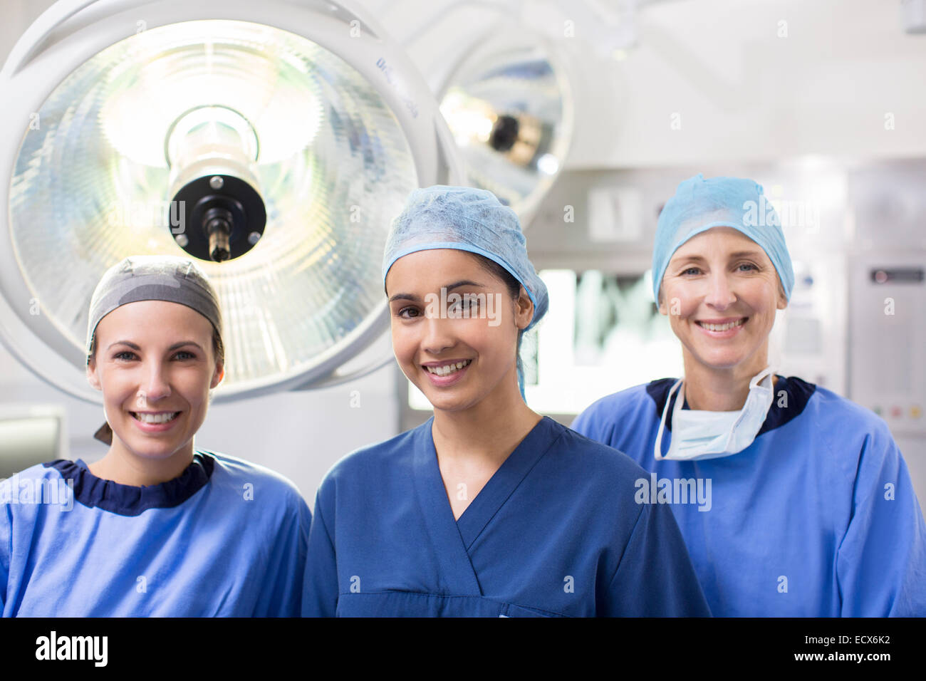 Ritratto di tre femminili chirurghi in sala operatoria Foto Stock