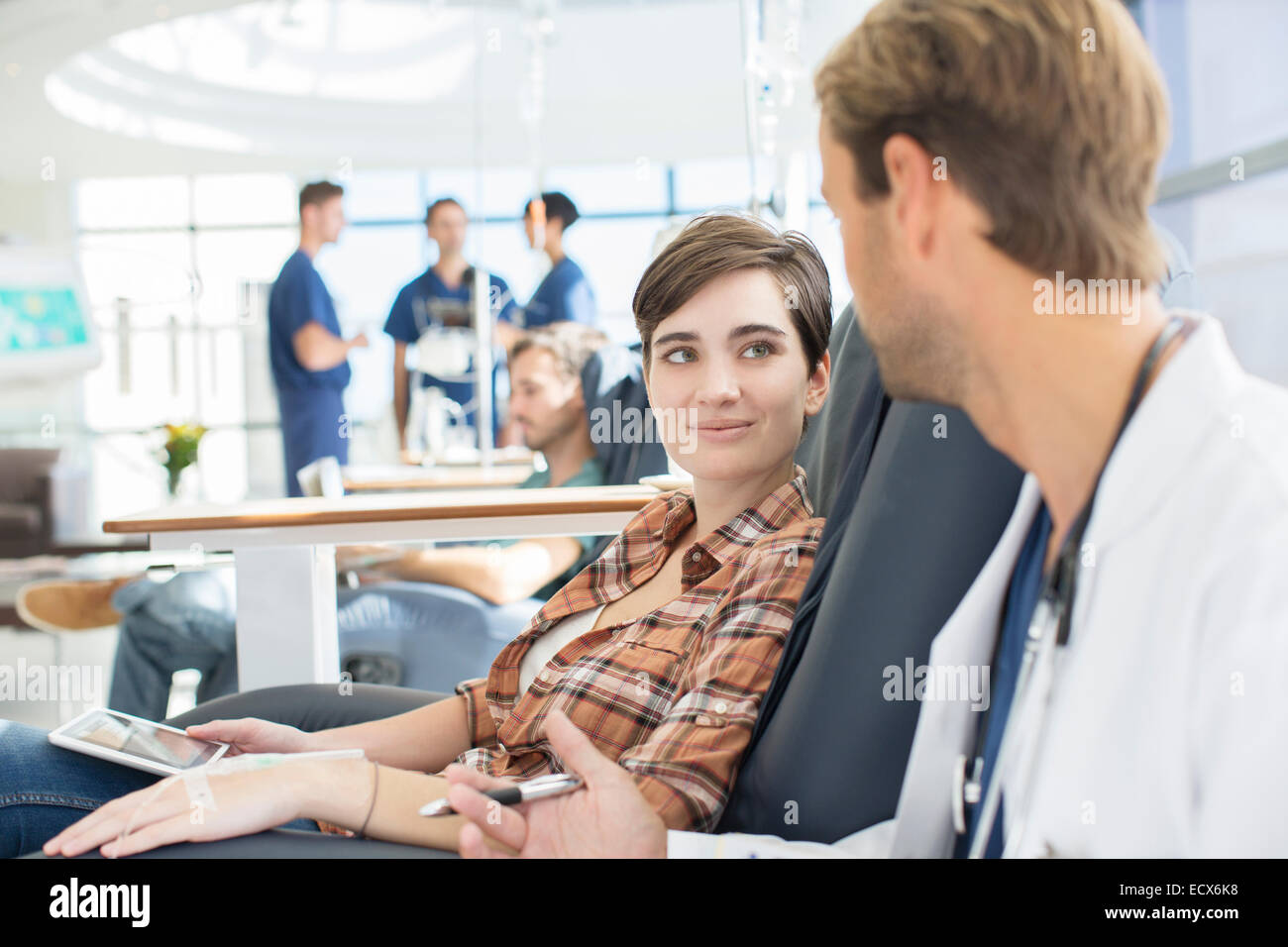 Medico di parlare al paziente sottoposto a trattamento medico in ambulatorio Foto Stock
