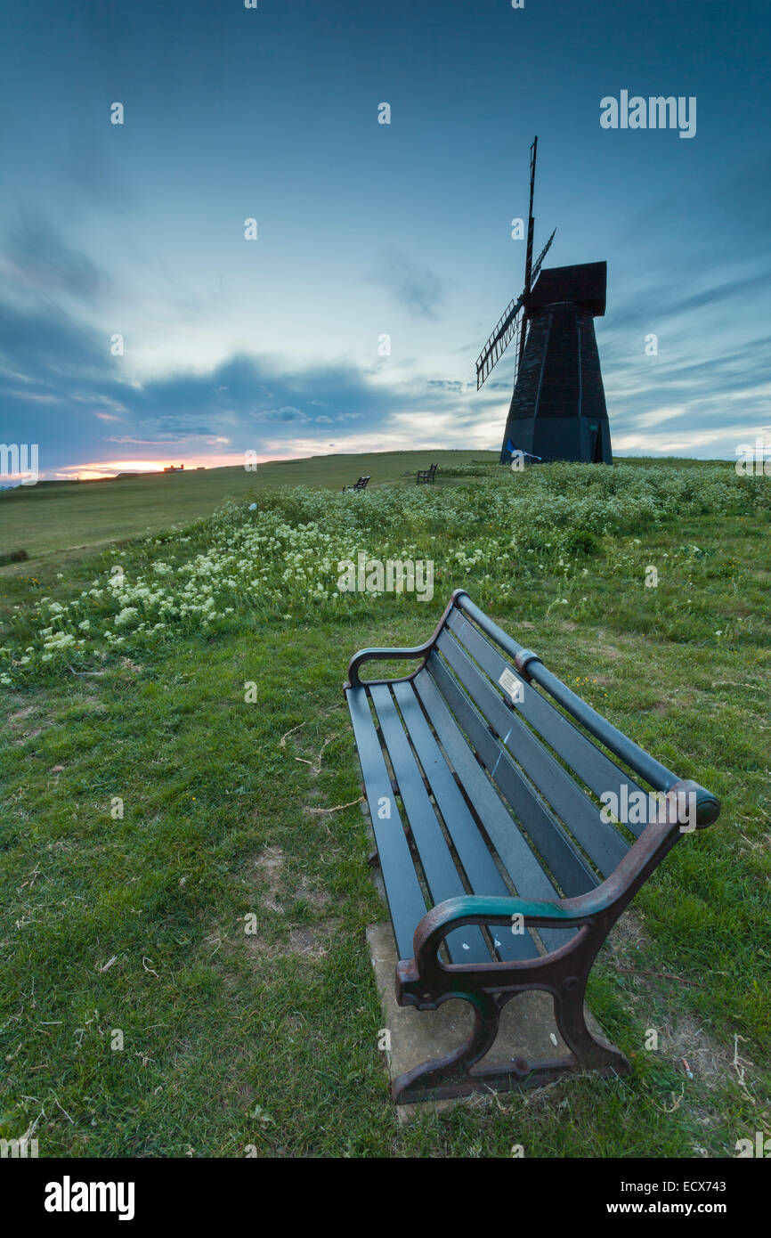 Tramonto primaverile a Rottingdean windmill, East Sussex, Inghilterra. Foto Stock