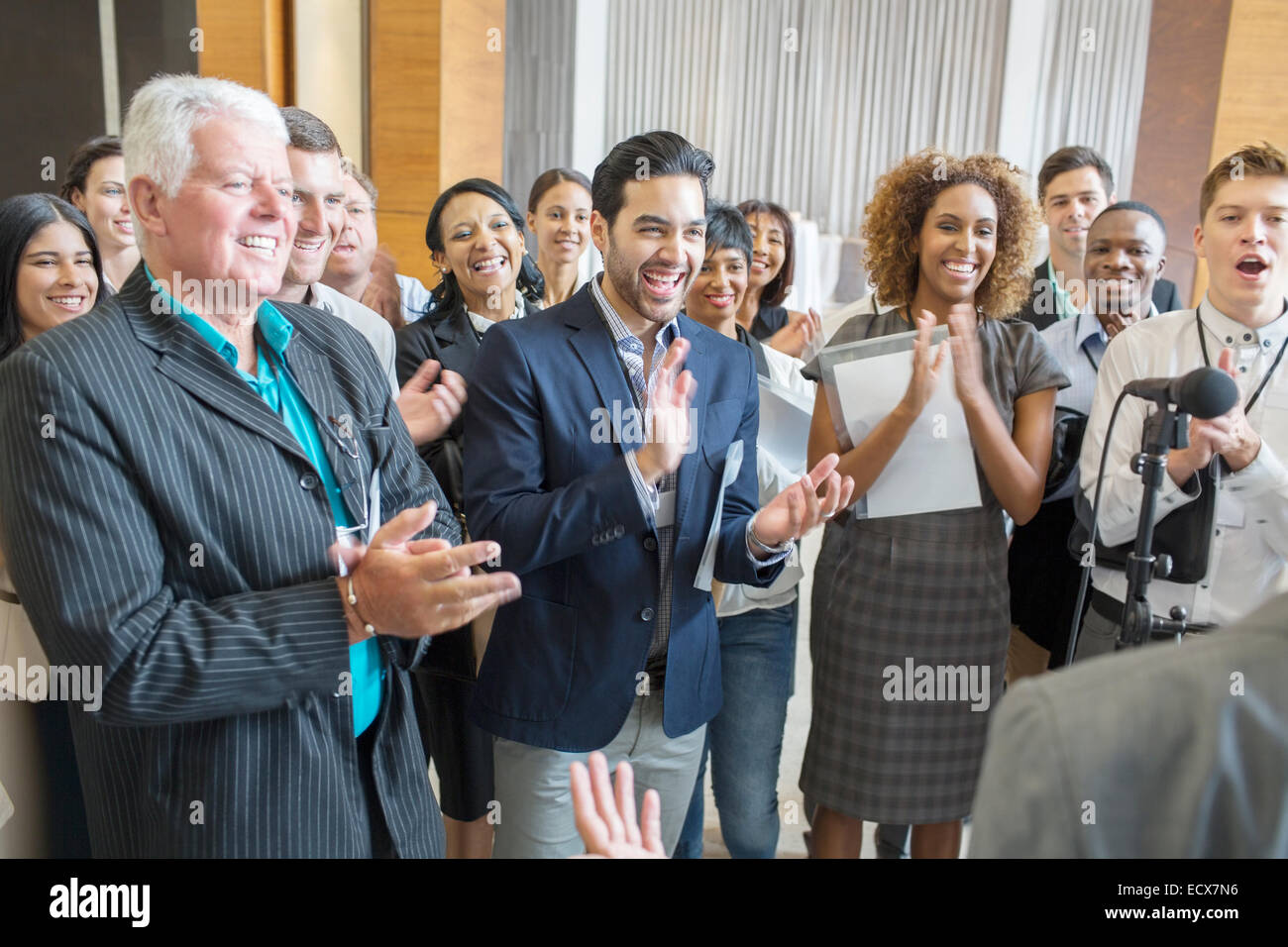 Gruppo di persone ad applaudire dopo discorso durante una conferenza Foto Stock