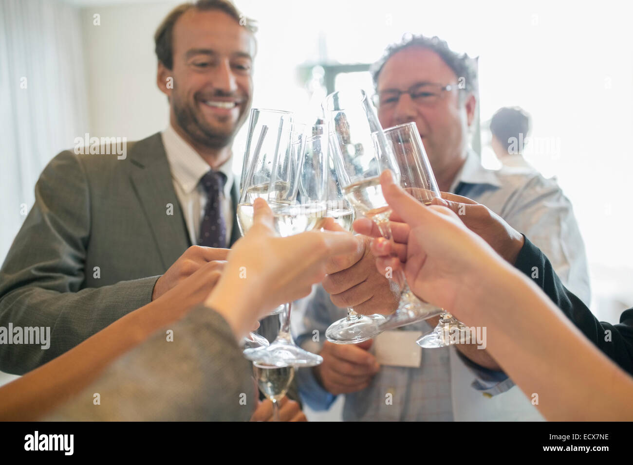 La gente di affari la tostatura con champagne durante la riunione Foto Stock