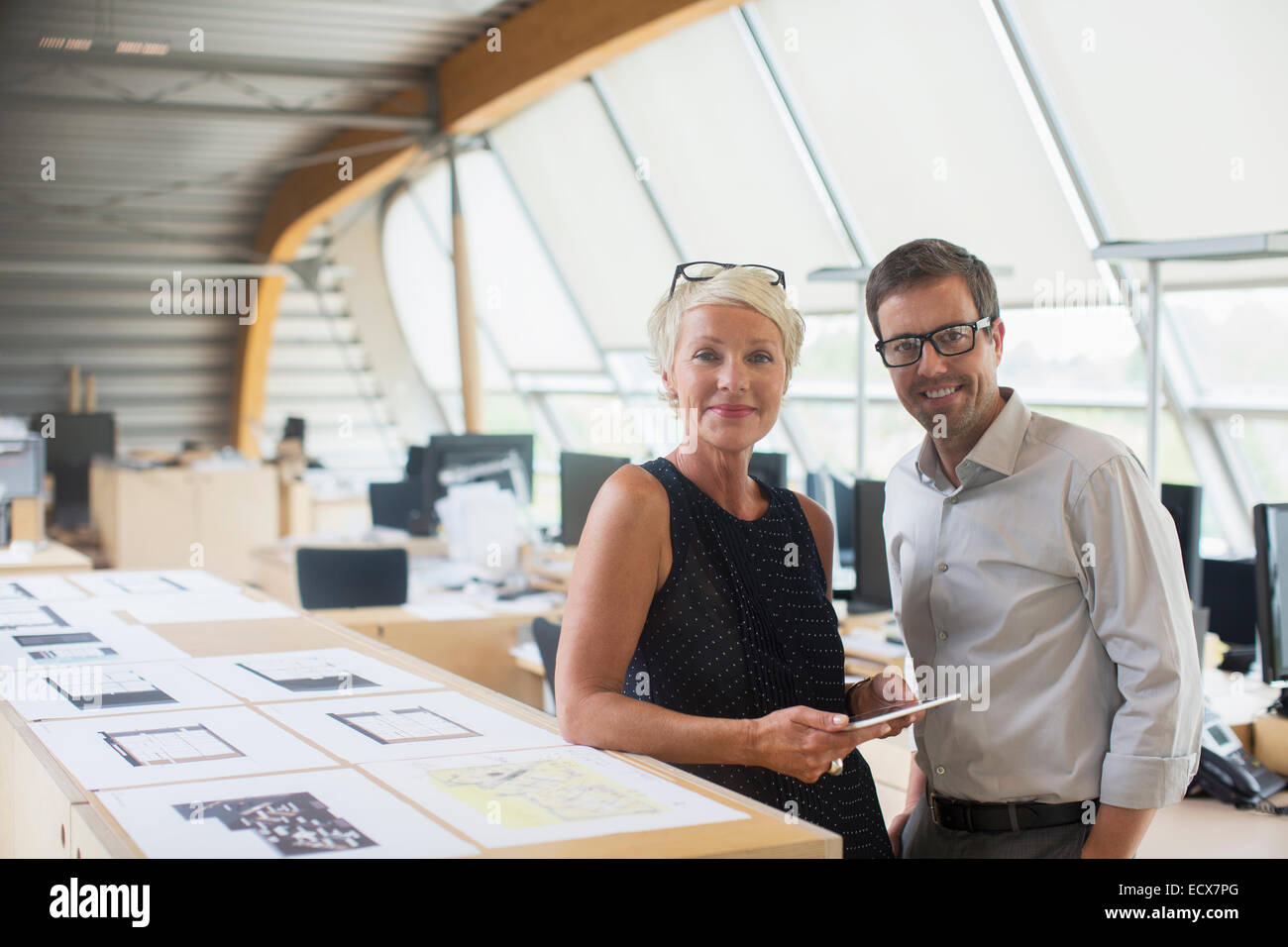 La gente di affari sorridente in ufficio Foto Stock