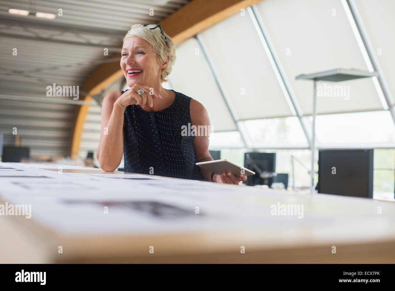 Imprenditrice utilizzando digitale compressa in office Foto Stock