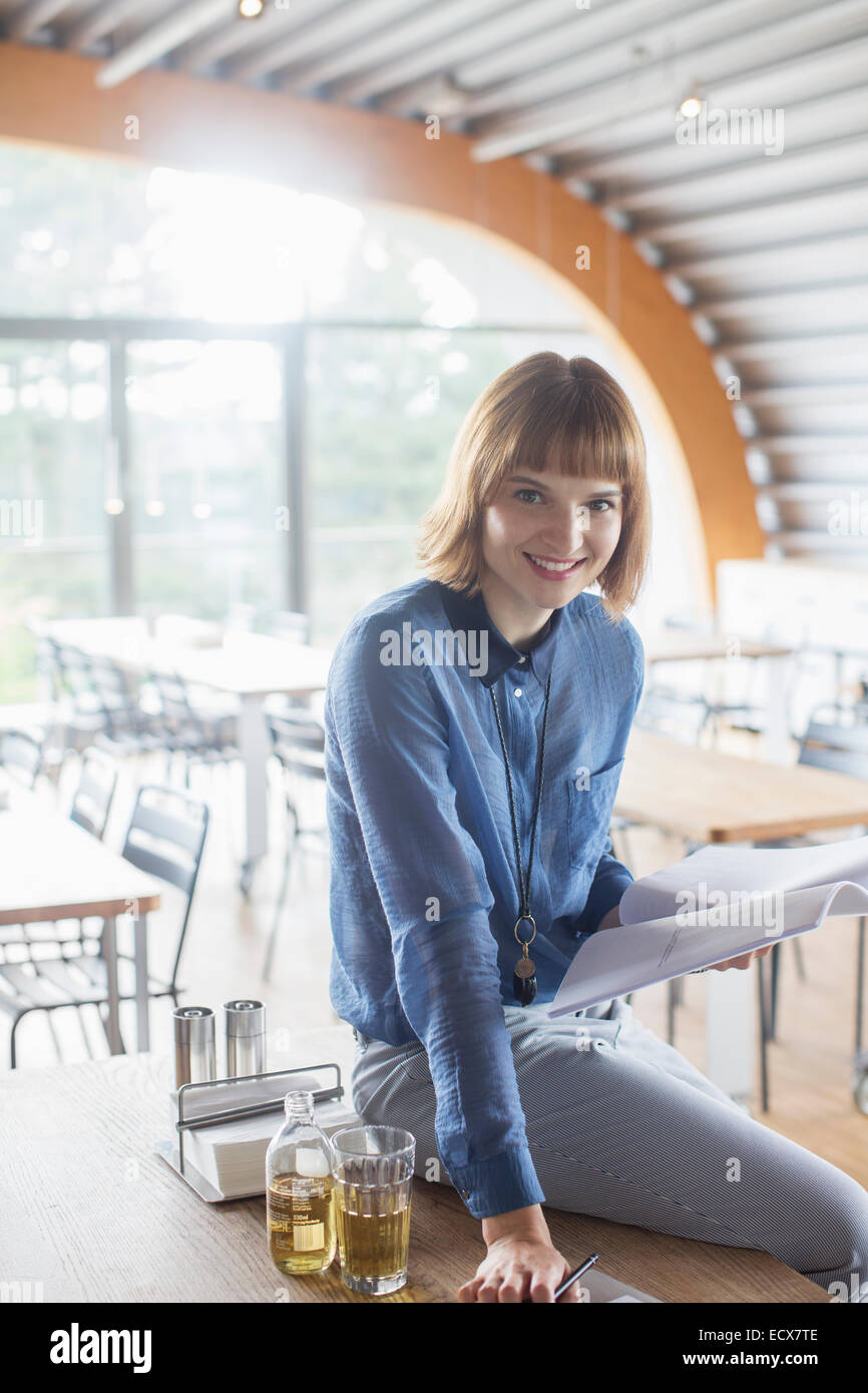 Imprenditrice sorridente in caffetteria Foto Stock