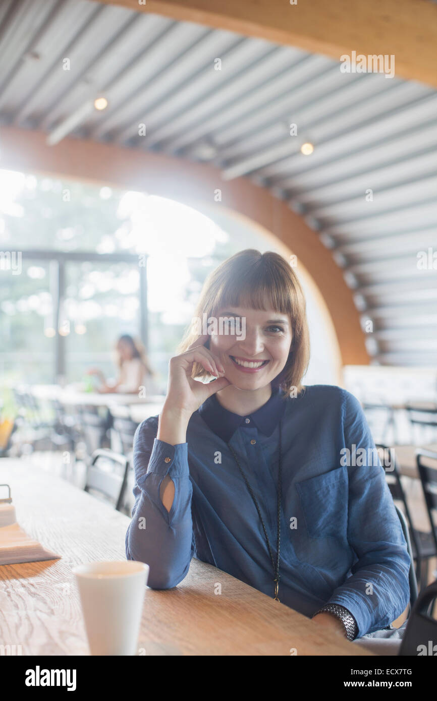 Imprenditrice seduta a tavola in caffetteria Foto Stock