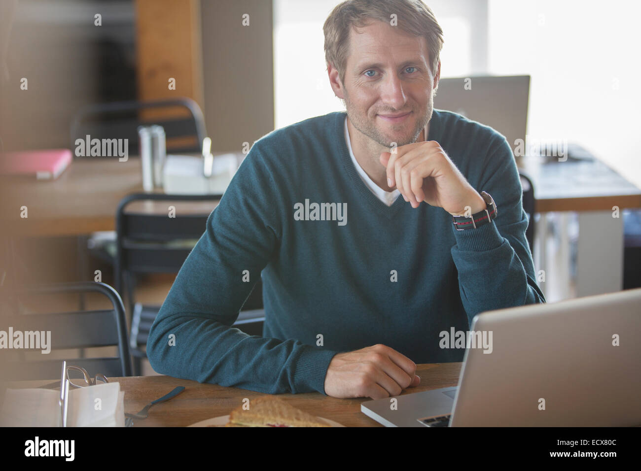 Uomo d affari con computer portatile nella caffetteria Foto Stock